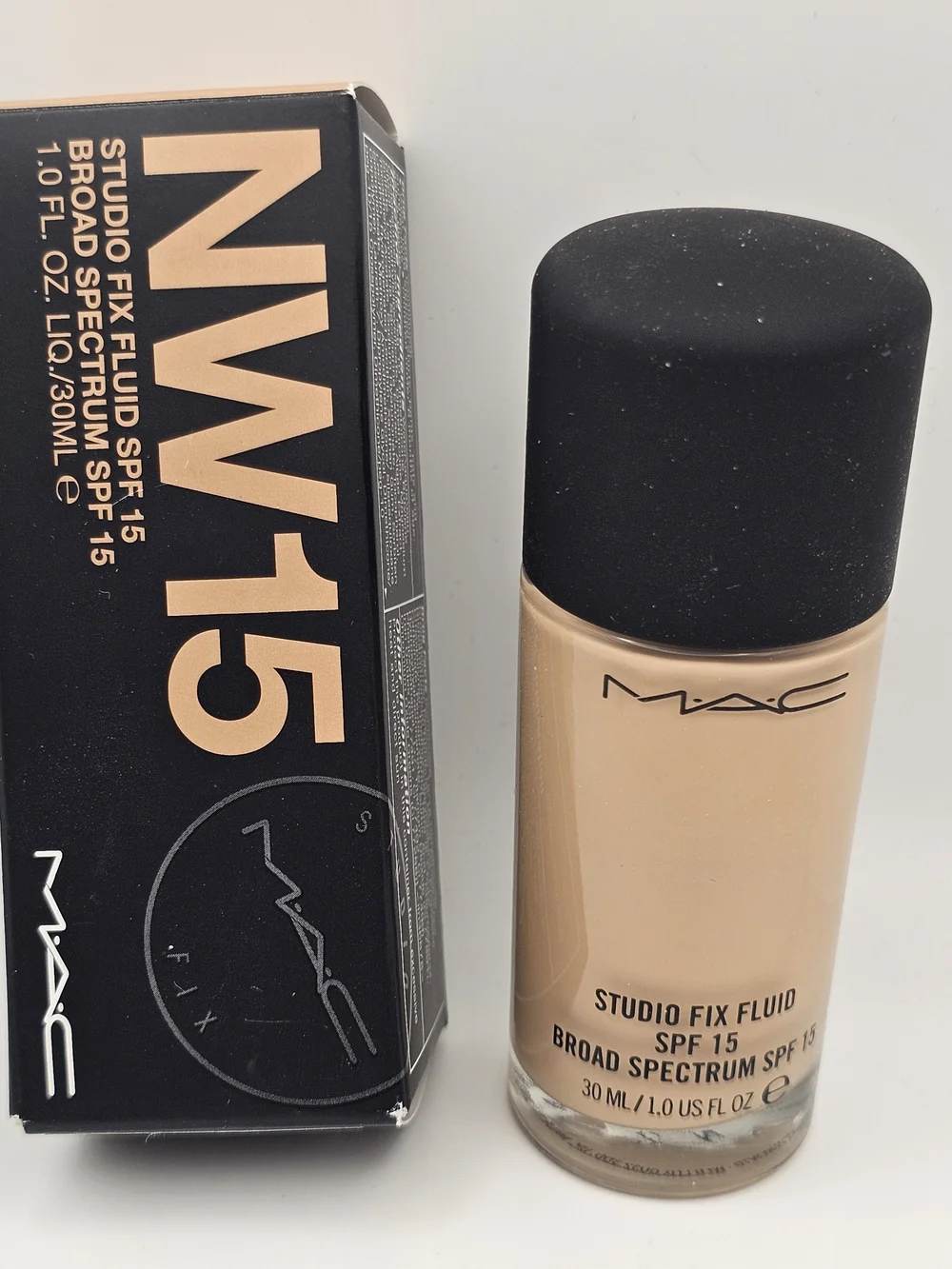 NEW MAC Cosmetics Studio Fix SPF15 24HR Matte Foundation + Oil Control NW 15